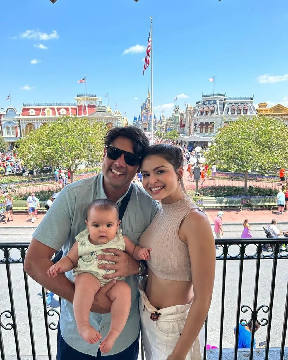 Bruno De Luca com a filha, Aurora, e a mulher, Sthefany Vidal, na Disney — Foto: Arquivo pessoal